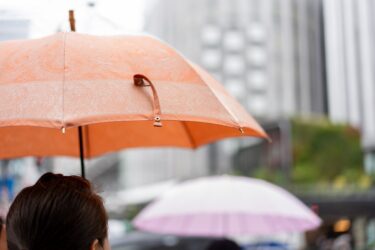 雨の梅田を撮影