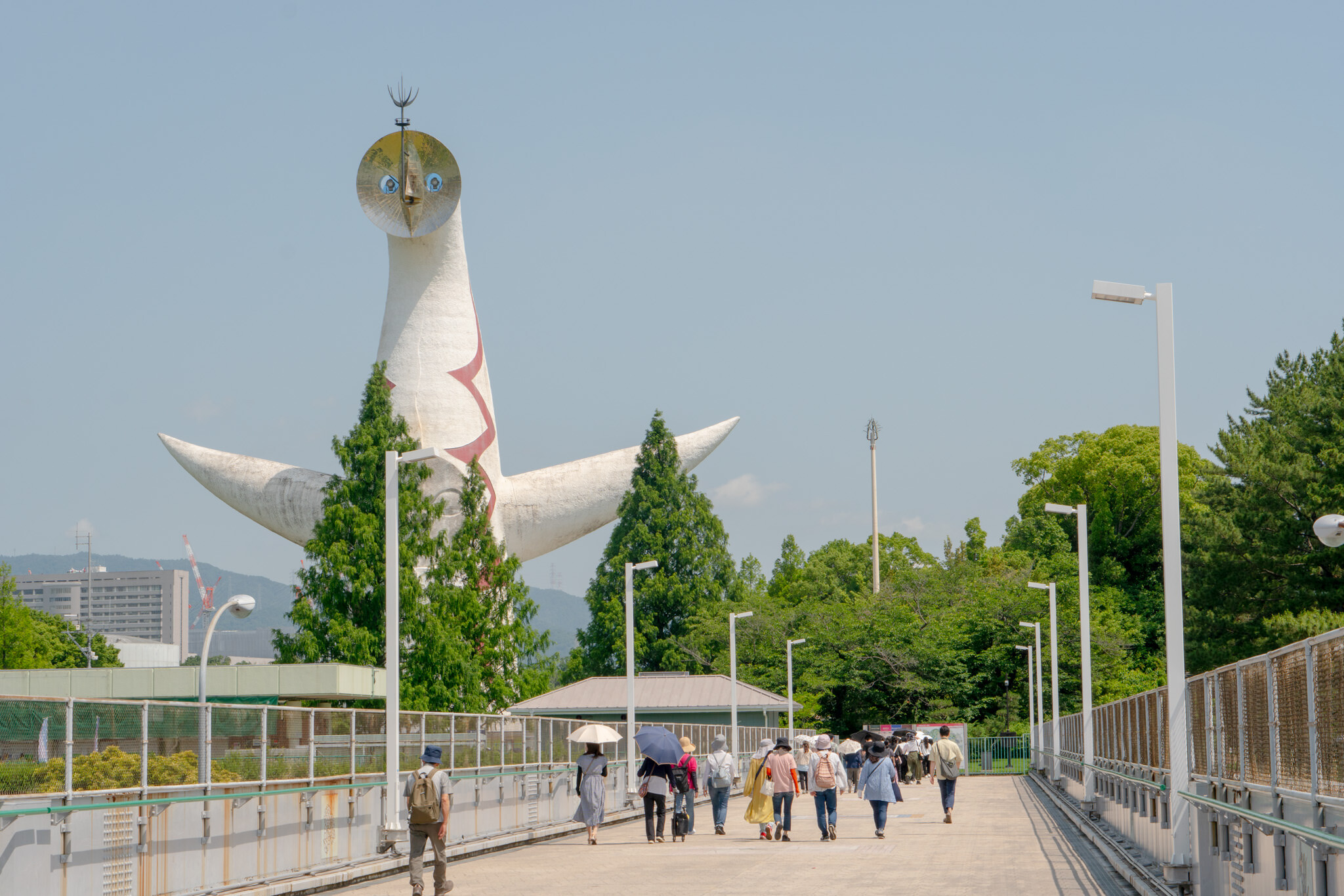 太陽の塔に向かう